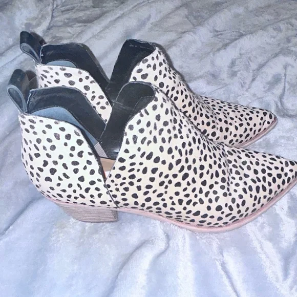 Dolce Vita Tan and Black Heeled Boots - Picture 4 of 7